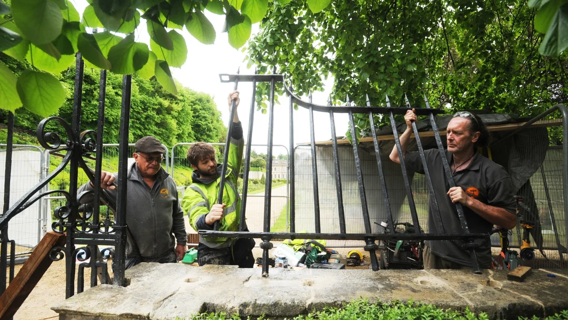 Story 2 - 3rd image - West gates being reinstalled.jpg